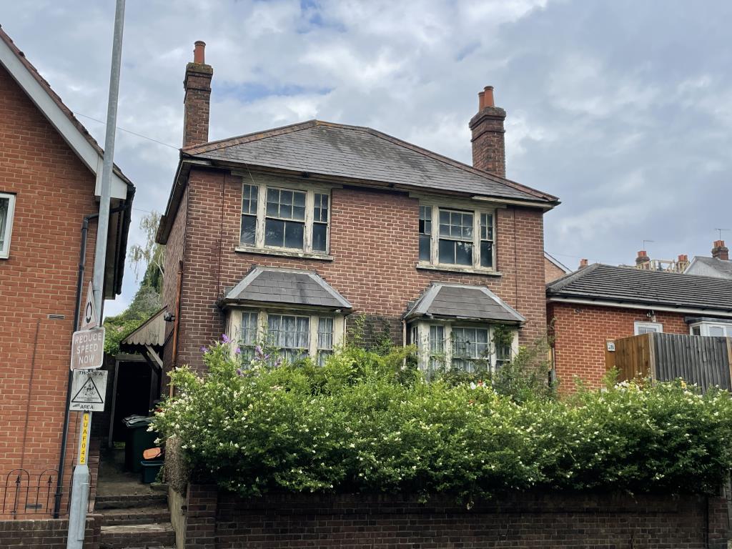 Lot: 96 - DETACHED HOUSE REQUIRING COMPLETE REFURBISHMENT -